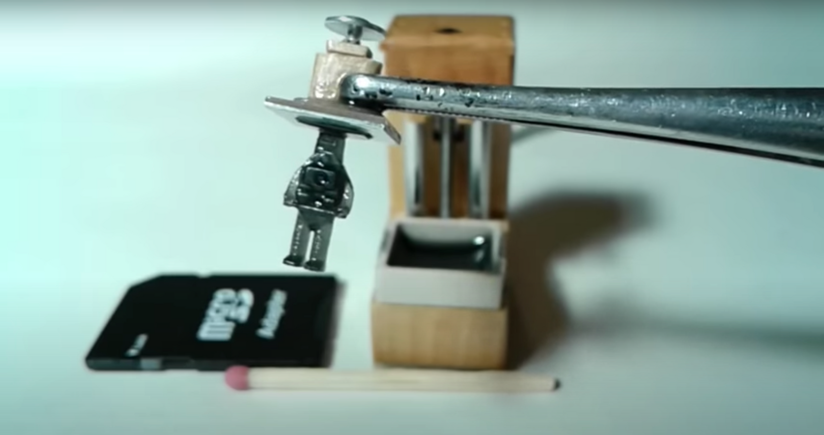 マッチ箱より小さい極小3DプリンターをYouTuberが開発