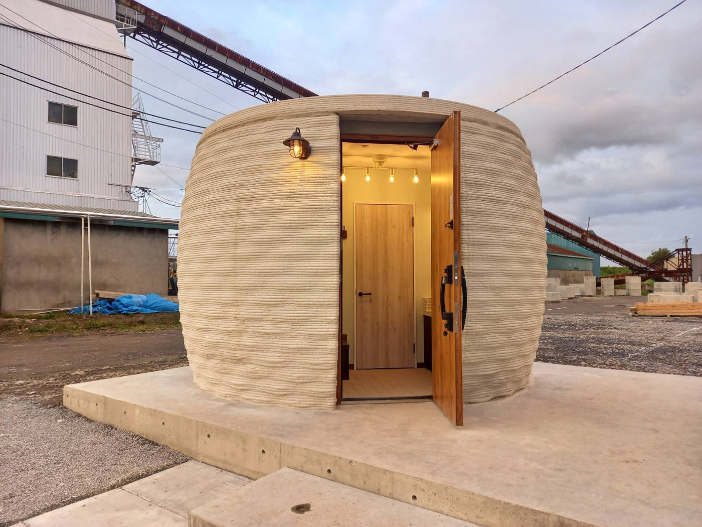 「世界最高峰」と評価される日本のトイレがある国を救う？ ——オフ・グリッドの3Dプリント公衆トイレを日本企業が開発