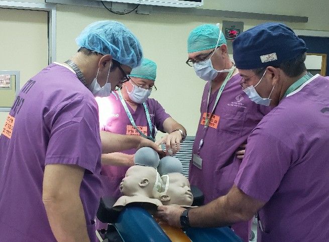 頭部が結合された双子の命を救う画期的な分離手術を3Dプリント技術がサポート