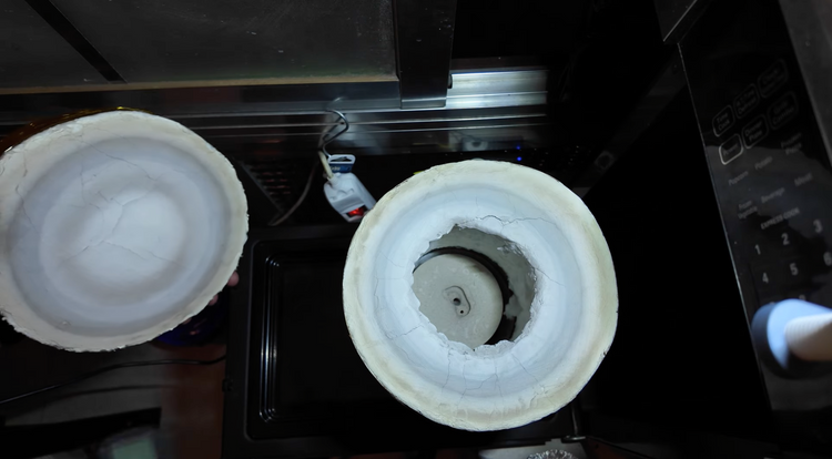 電子レンジで鉄を溶かす？3Dプリントから鋳鉄工具を作るDIYの可能性とリスク