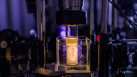 光で立体を“丸ごと”固める ─ EPFLがホログラフィック体積積層を70倍効率化、人工耳のバイオプリントへ前進