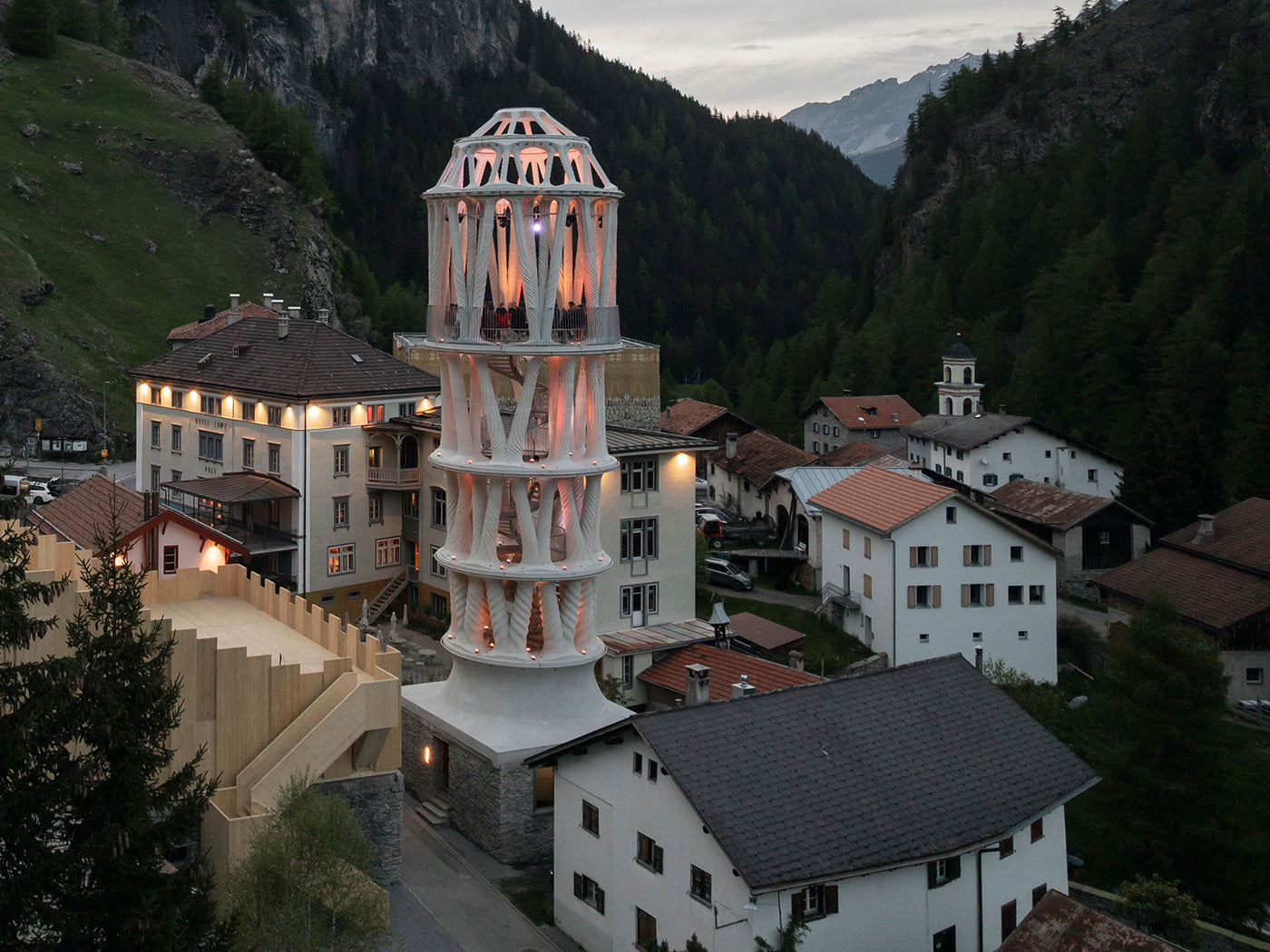 スイスの山奥に突如現れた「白い塔」――住民11人の村に3Dプリントのランドマークが誕生！