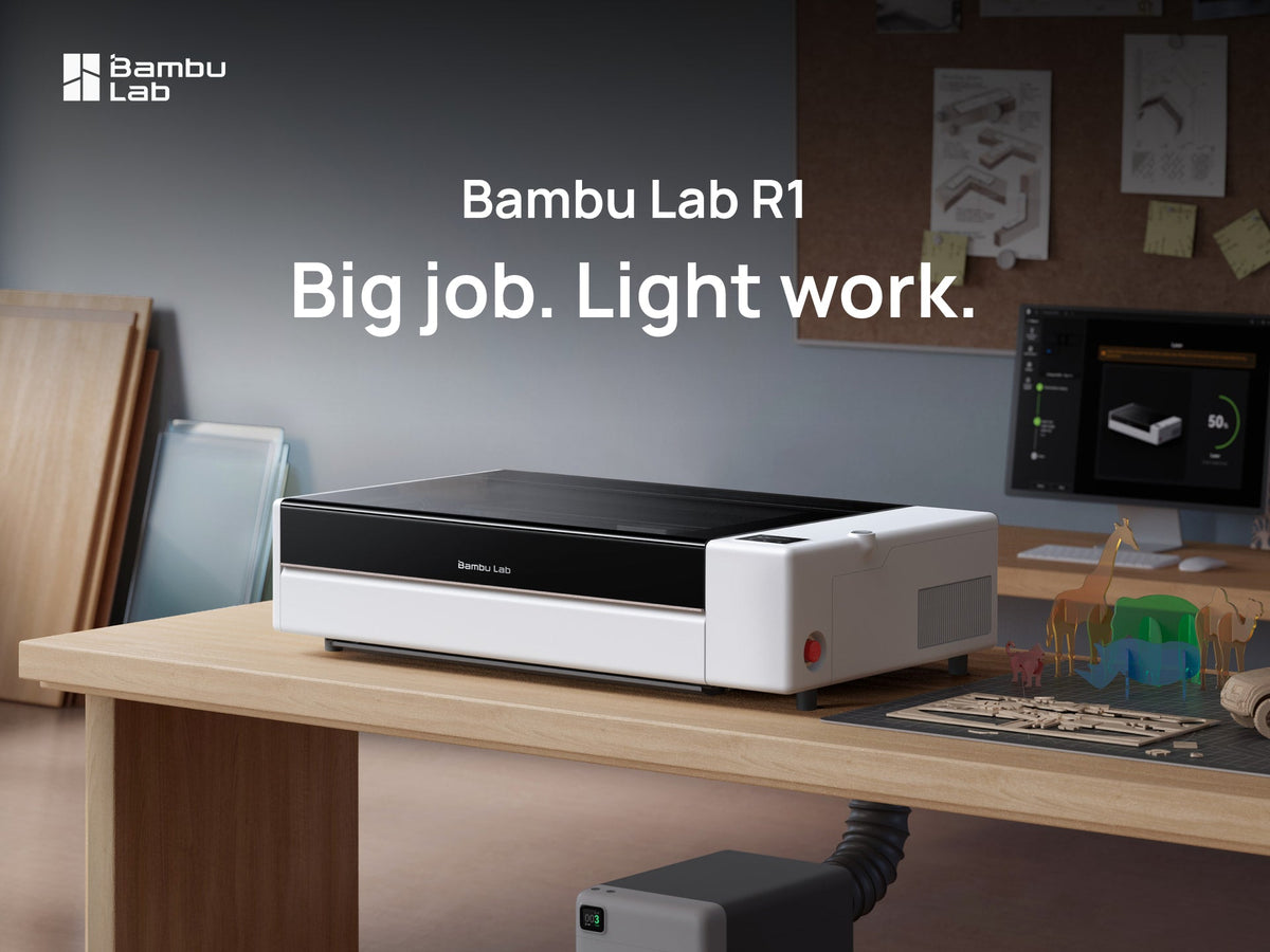 Bambu Lab R1 の製品写真。木製デスクに置かれた白と黒の横長のCO2レーザーカッターと、Big job. Light work. のコピー
