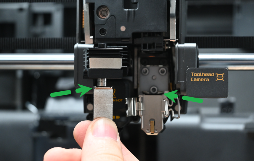 X2D のホットエンドの正しい取り付け。突起が加熱ベースの溝に収まっている状態