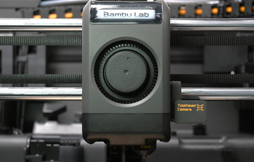 X2D のツールヘッド。左右2本のホットエンドと押出機が収まっている