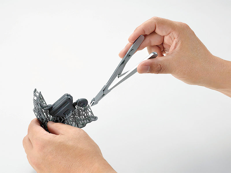 つまみながら持つことで視界を遮らず作業が可能