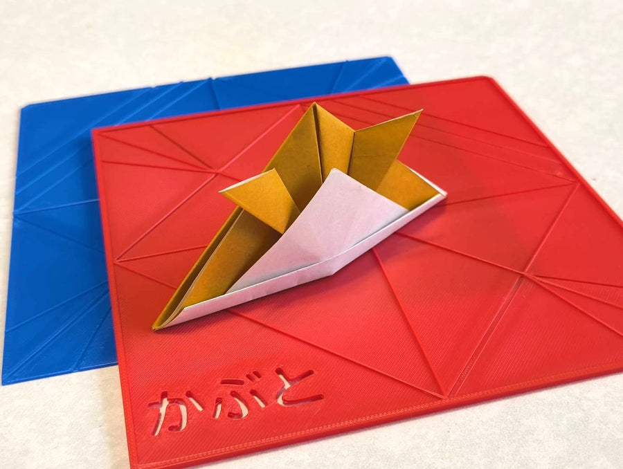 赤と青の3Dプリント製スタンプと、折り目に沿って折ったかぶと